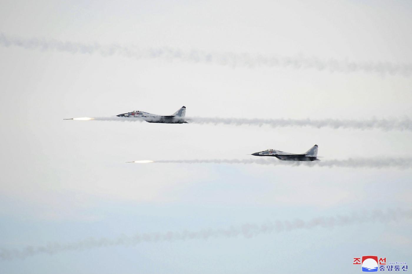 Corea del Nord, 180 jet da guerra in volo