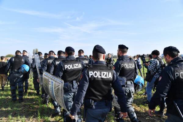 Rave party di Halloween in un capannone a Modena: iniziato lo sgombero