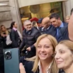 4 novembre, per Meloni selfie coi turisti a Roma
