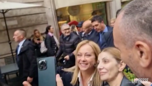 4 novembre, per Meloni selfie coi turisti a Roma