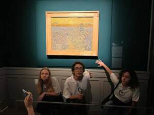 Roma, ambientalisti imbrattano un Van Gogh