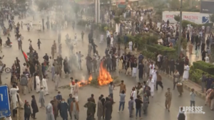 Pakistan, i sostenitori di Khan continuano a protestare