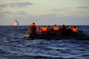 Migranti, operazione di salvataggio della ONG spagnola Open Arms nella zona SAR libica