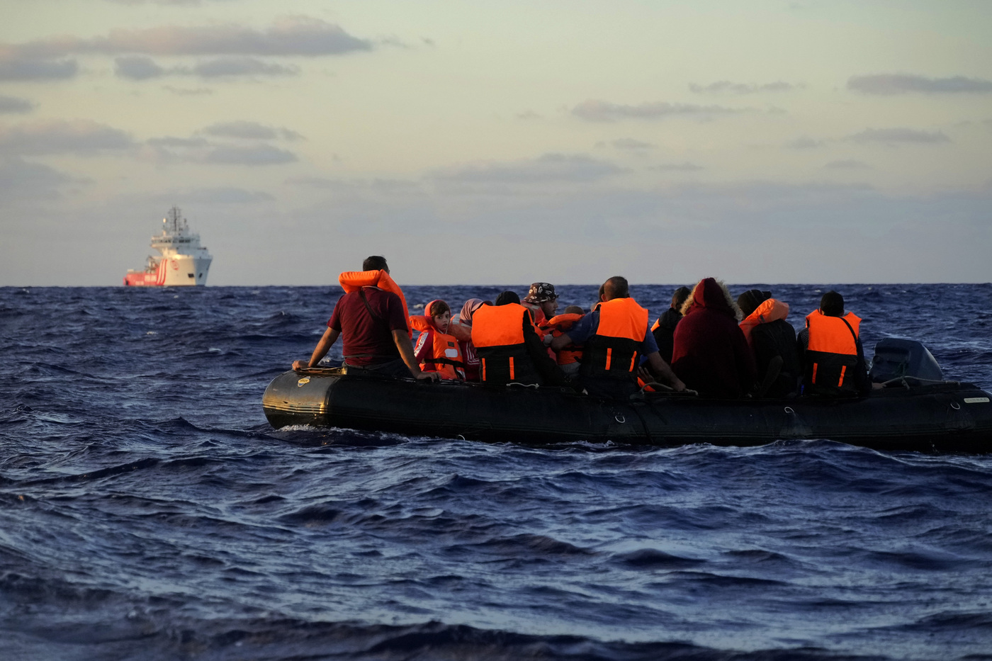 Migranti, Piantedosi: “Sbarcheranno solo minori e donne incinta”
