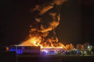 Incendio in un capannone di rifiuti pericolosi a Bads Oeynhausen in Germania