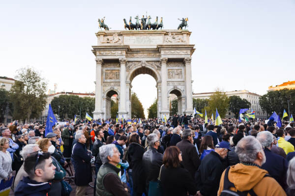 Milano, manifestazione pro Ucraina La Pace Non è la resa all'Arco della Pace