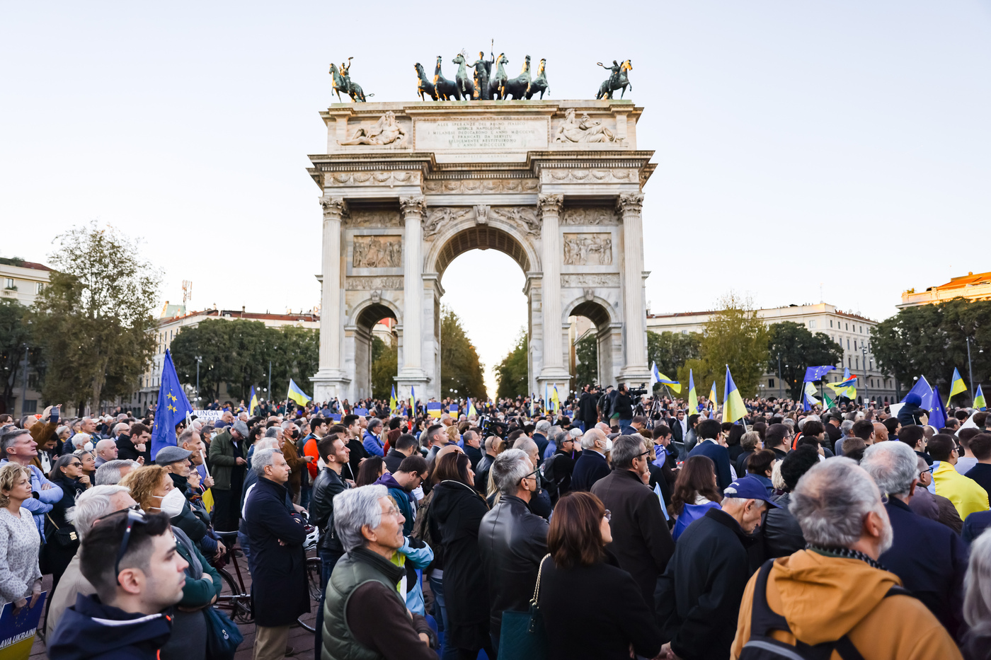 Corteo per la pace a Milano, Moratti con Renzi e Calenda