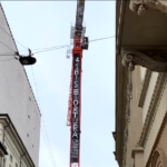Milano, coppia asserragliata su gru per protesta contro carcere duro