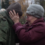 Ucraina, soldati filorussi tornano a casa a Donetsk