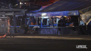 Migranti, ‘Humanity 1’ a Catania: sbarcati quattro minori