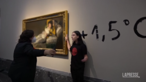 Clima, attivisti incollati ai dipinti del museo di Madrid