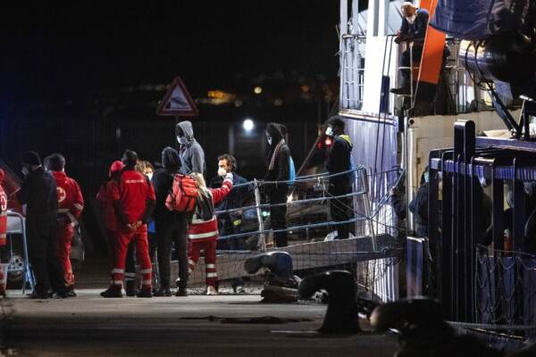 Migranti, sbarcati 149 a Catania: 35 restano a bordo di Humanity 1