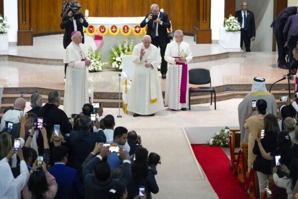 Bahrein, Papa: “Sporcarsi le mani per la pace”