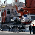 Migranti, la Geo Barents ferma davanti al porto di Catania