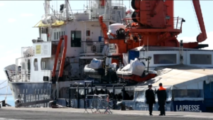 Migranti, la Geo Barents ferma davanti al porto di Catania
