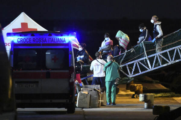 Catania, Humanity 1 e Geo Barents autorizzate a far sbarcare buona parte dei migranti