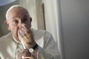Papa Francesco sul volo di ritorno dalla visita pastorale di quattro giorni in Bahrein