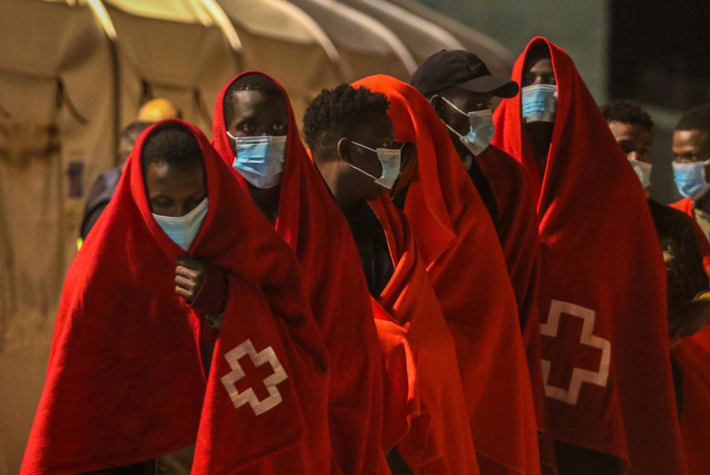 Migranti, Ue: “Accettare richieste asilo anche in mare”