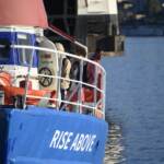 Migranti, Rise Above: no allo sbarco per equipaggio
