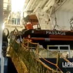 Migranti, l’equipaggio della Geo Barents esulta dopo lo sbarco