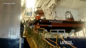 Migranti, l’equipaggio della Geo Barents esulta dopo lo sbarco