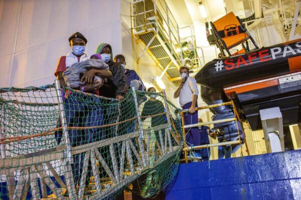 Migranti, nave Rise Above in porto a Reggio Calabria