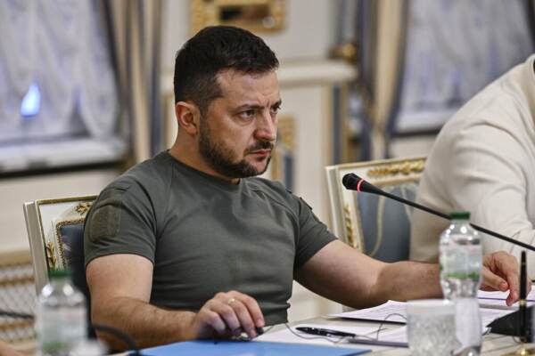 Ucraina, Zelensky: “Rispondiamo a tutti gli attacchi della Russia”