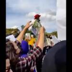 Iran, a Marivan i dimostranti davanti a tomba manifestante ucciso