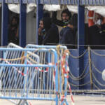 Migranti, Renzi: “Show crudele e inutile”