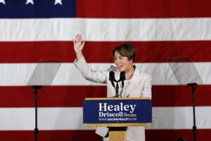 Maura Healey prima donna gay negli Stati Uniti eletta governatrice