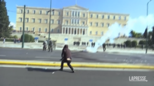 Athens, demonstration against the carvita: clashes with police