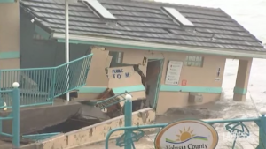 Florida, edificio semi-crollato per uragano Nicole