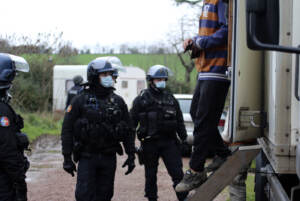 Francia, rave di Capodanno con 2.500 persone: la polizia riesce a fermarlo dopo due giorni