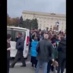 Ucraina, Kherson: l’abbraccio degli abitanti ai soldati