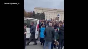 Ucraina, Kherson: l’abbraccio degli abitanti ai soldati