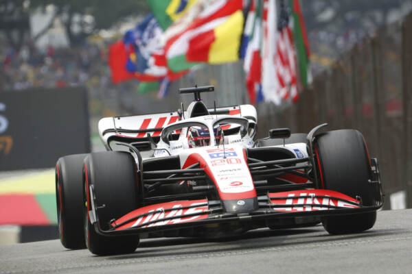 F1, Gp Brasile: Magnussen in pole, disastro Ferrari