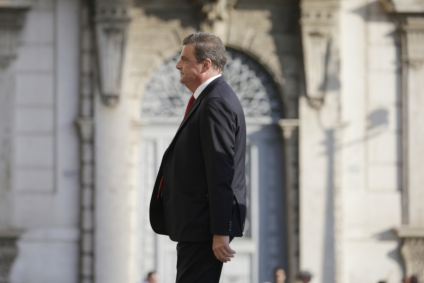 Migranti, Calenda: “Qualcuno fermi Salvini”