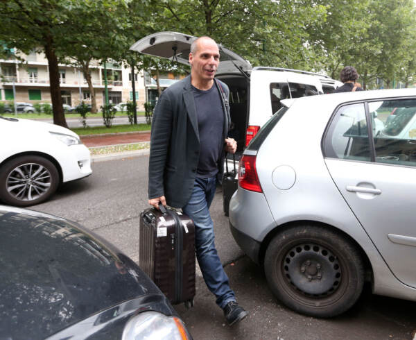Yanis Varoufakis in conferenza stampa a Milano