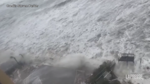 Florida, l’uragano Nicole devasta Daytona Beach