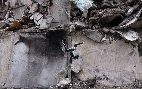 Ucraina, un Banksy sulle macerie di Borodyanka