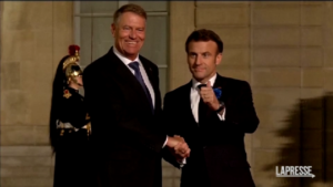 Parigi, Macron ospita leader del Forum della Pace