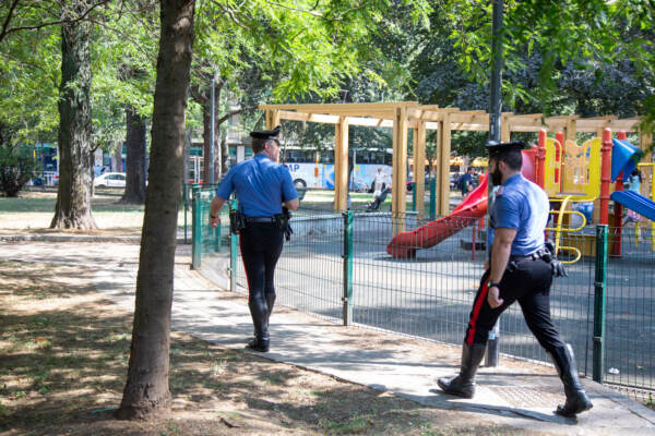 Milano, violenza sessuale in Piazza Napoli: donna trascinata dietro un'aiuola