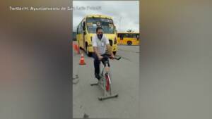 Messico, conducenti di bus messi su una cyclette: il test per salvare la vita ai ciclisti