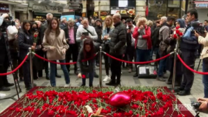 Istanbul, palloncini e fiori sul luogo dell’attentato