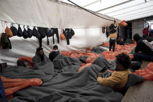 Migranti, Ue: “Obbligo salvare vite”