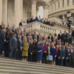 Usa, foto di gruppo per nuovi eletti davanti a Capitol Hill