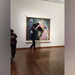 Vienna, attivisti per clima lanciano liquido nero su quadro Klimt