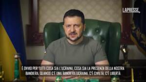 Ucraina, Zelensky: “Con nostra bandiera c’è libertà”