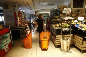 Caro energia, i supermercati abbassano le luci per evitare consumi troppo elevati