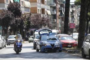 Roma: un'auto non si ferma all'alt, fugge e sfonda le transenne del Vaticano